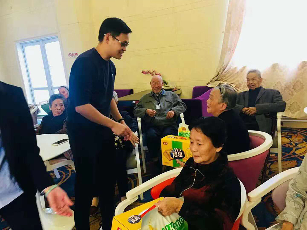慰問(wèn)敬老院